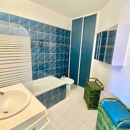 דירה With Pool Near The Sea